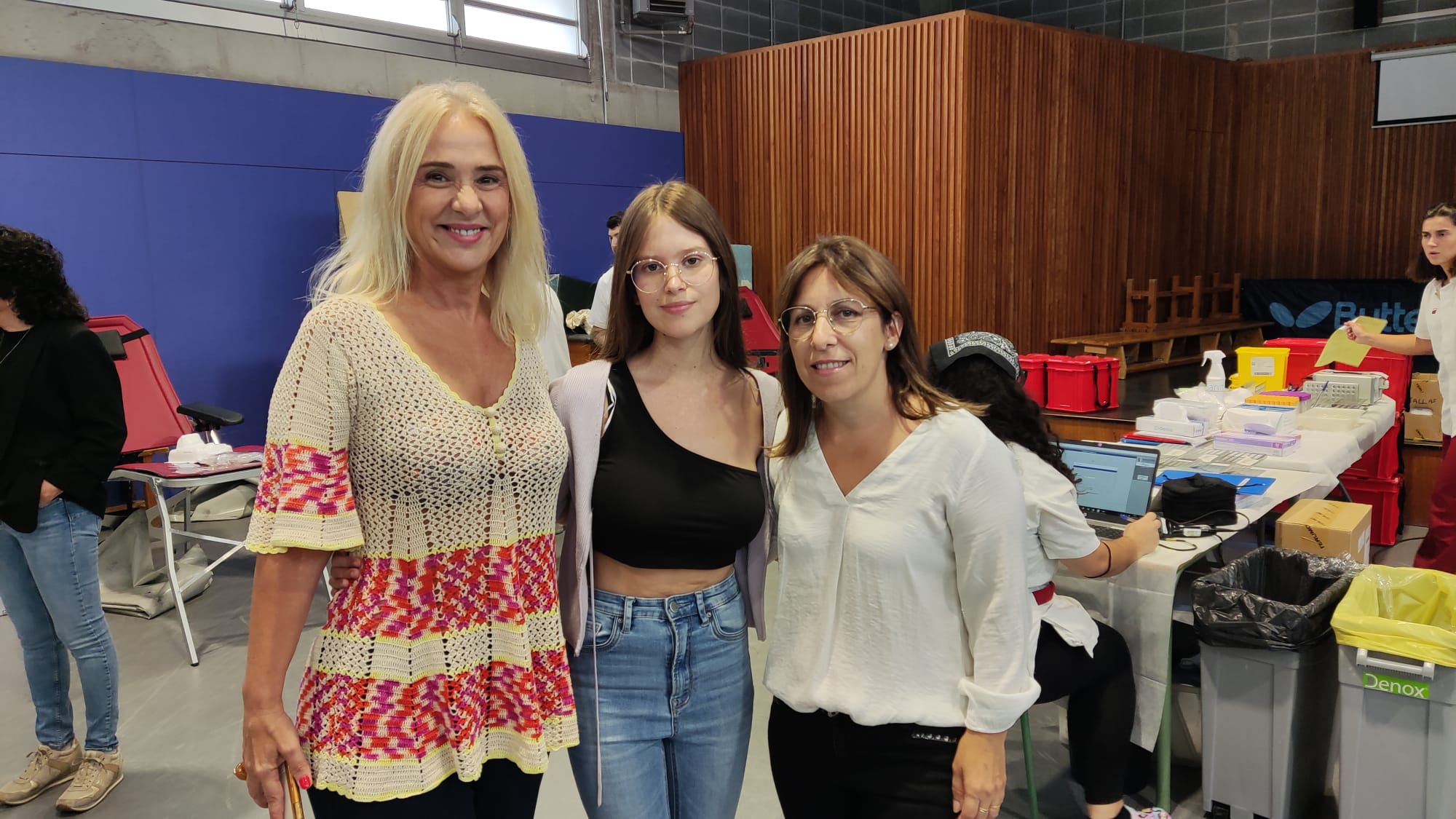 Dra. Roser Vallès i Navarro, Directora del Programa per a l'Autosuficiència en Plasma; la jove rodenc Alba Vegara; i Yolanda Tristancho, regidora de Salut de l'Ajuntament de Roda de Ter
