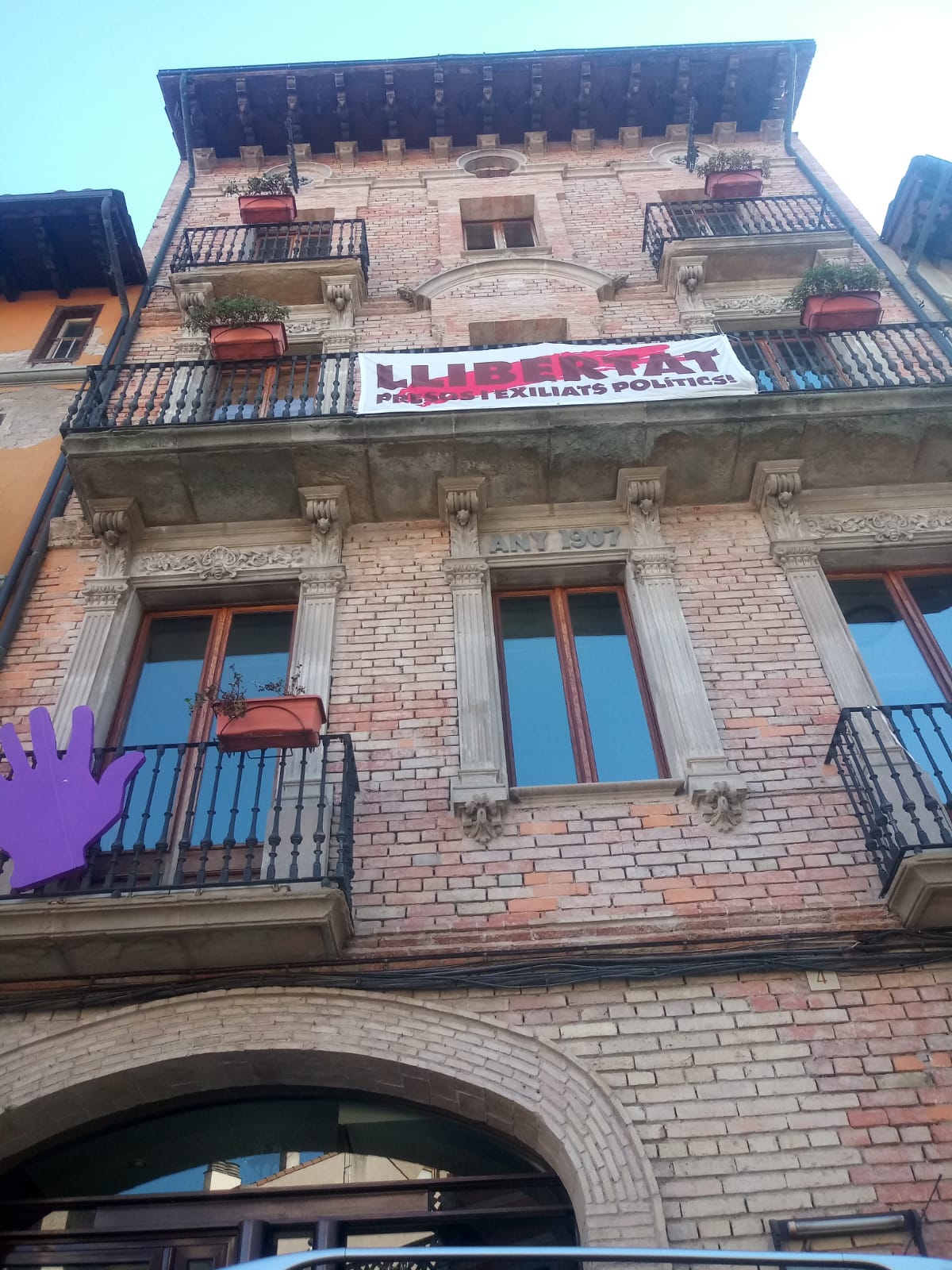 Enganxada de cartells reivindicatiu del 25N al Pont Vell i plantada de mans violetes en contra la violència en vers les dones
