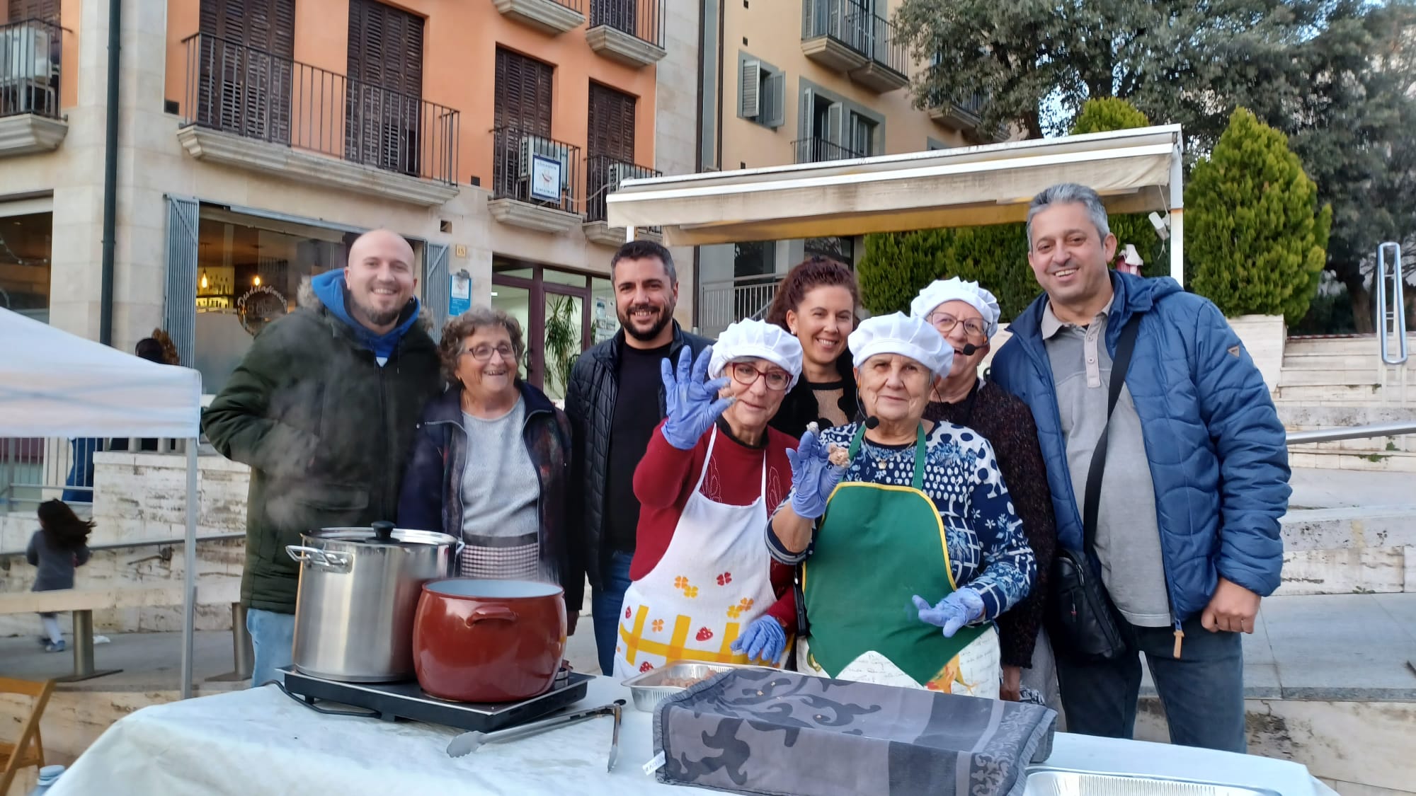 Roda de Ter dóna la benvinguda al Nadal amb una escudella solidària i l'encesa de llums