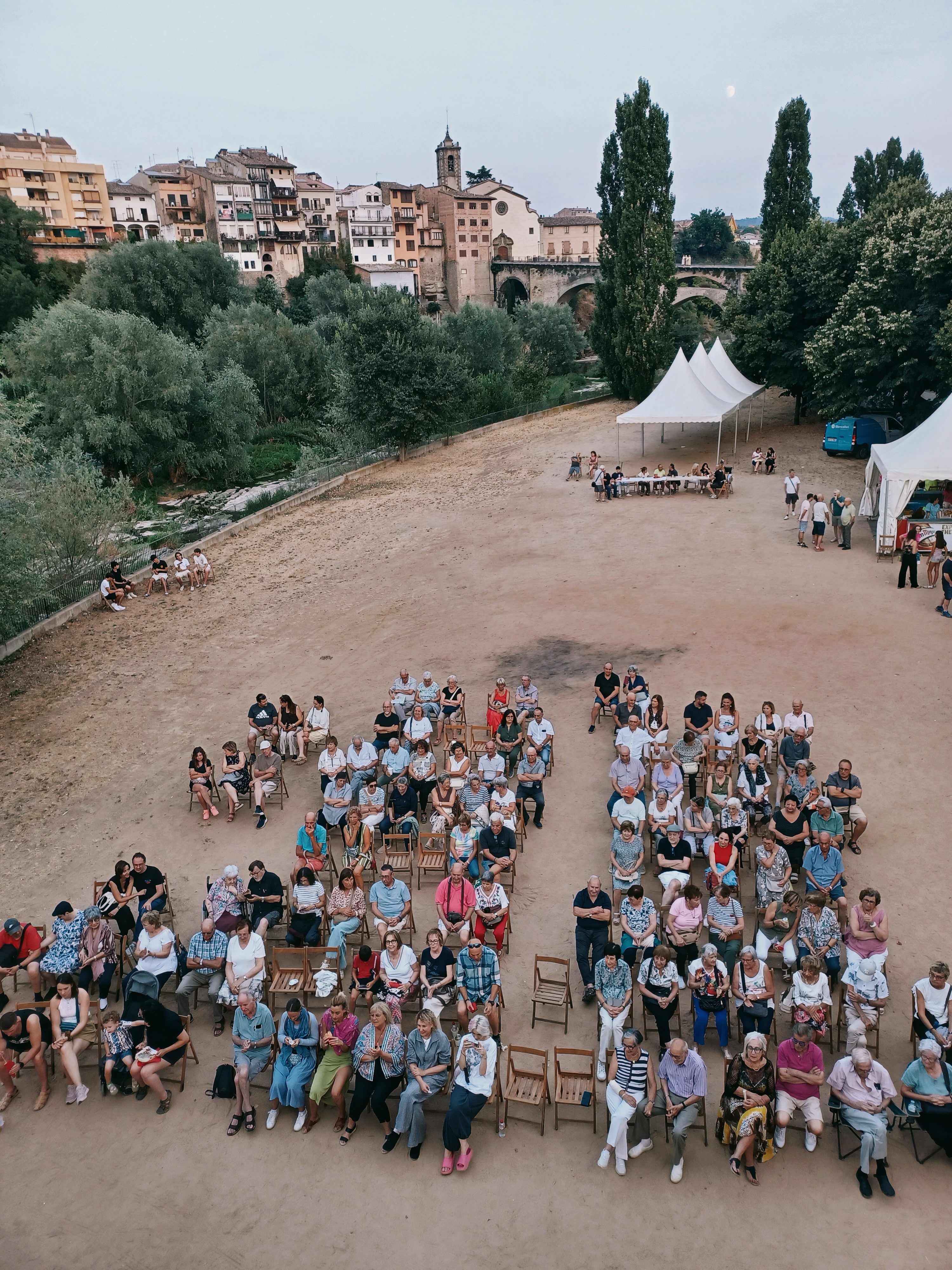 Comiat de festa amb la cantada d'havaneres i rom cremat, al Passeig del Ter.
