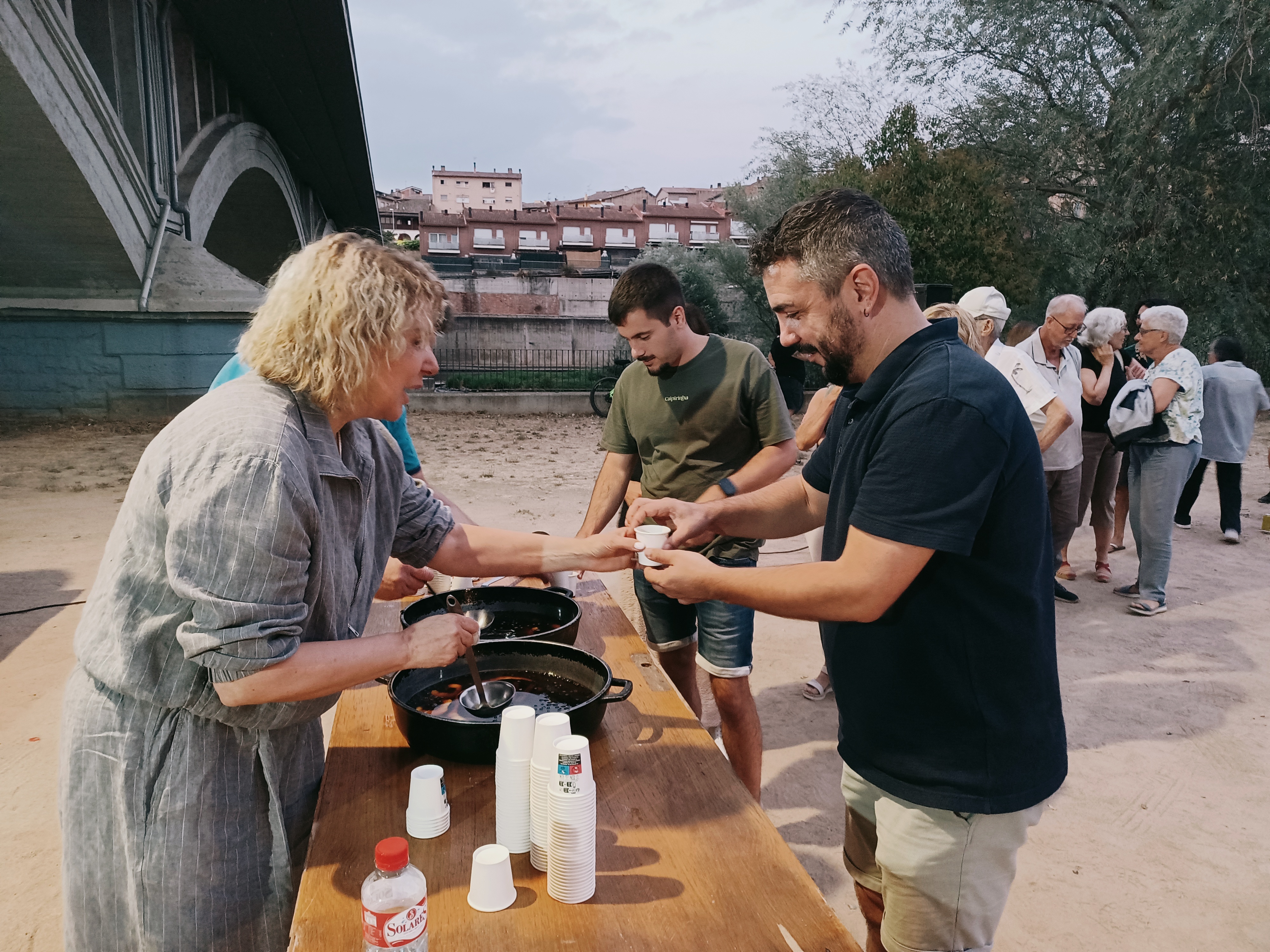 Comiat de festa amb la cantada d'havaneres i rom cremat, al Passeig del Ter.