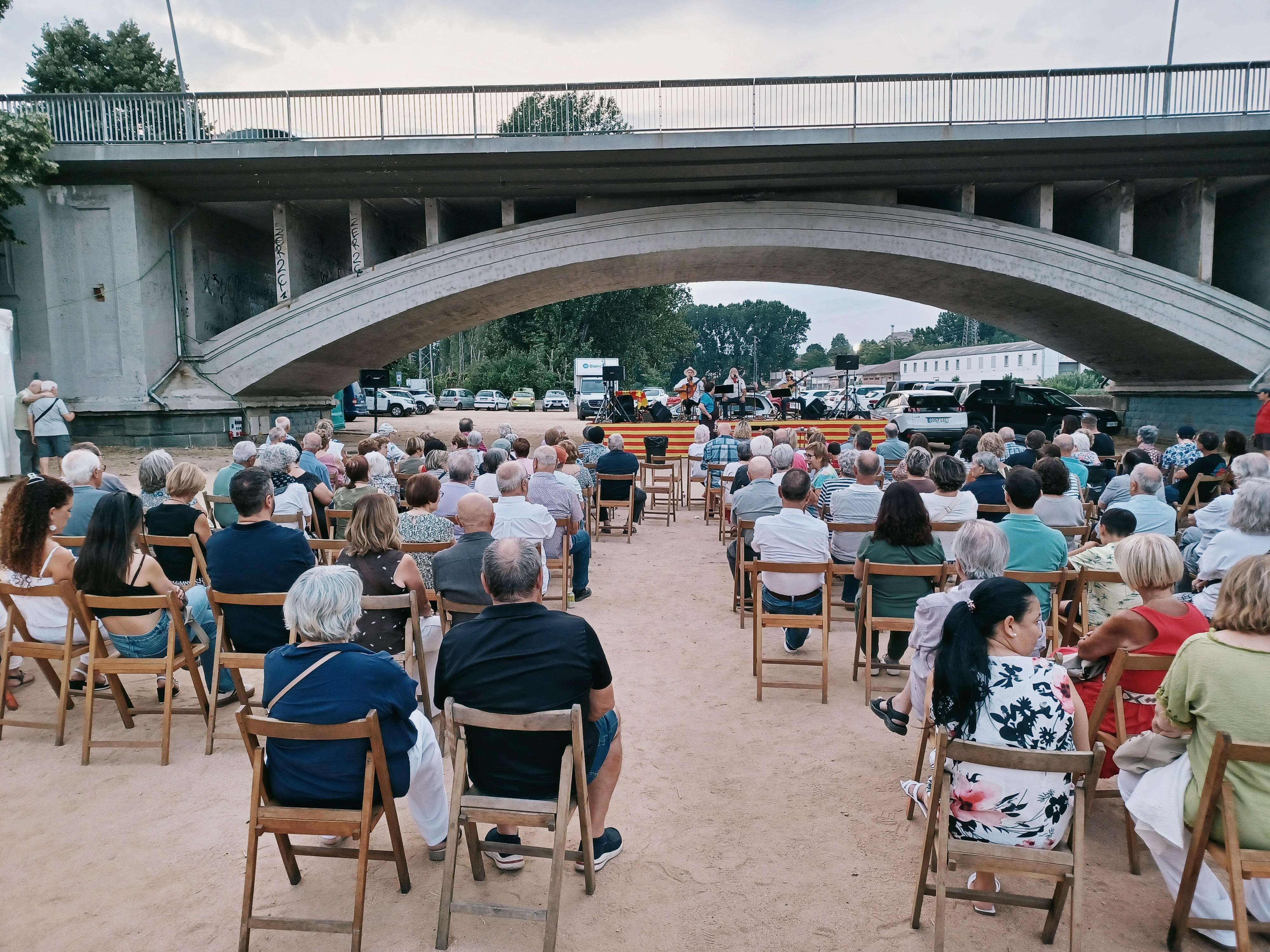 Comiat de festa amb la cantada d'havaneres i rom cremat, al Passeig del Ter.