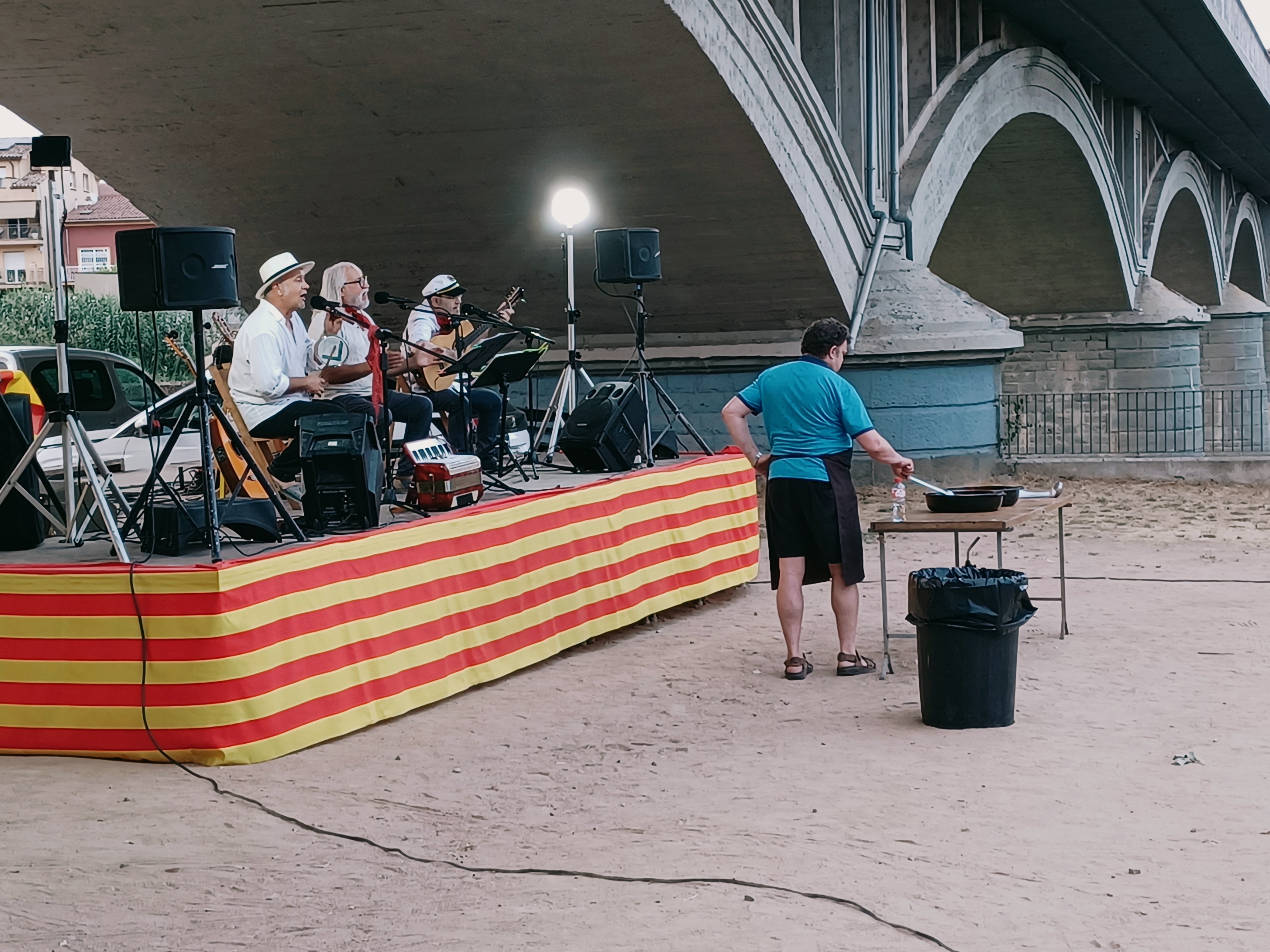 Comiat de festa amb la cantada d'havaneres i rom cremat, al Passeig del Ter.