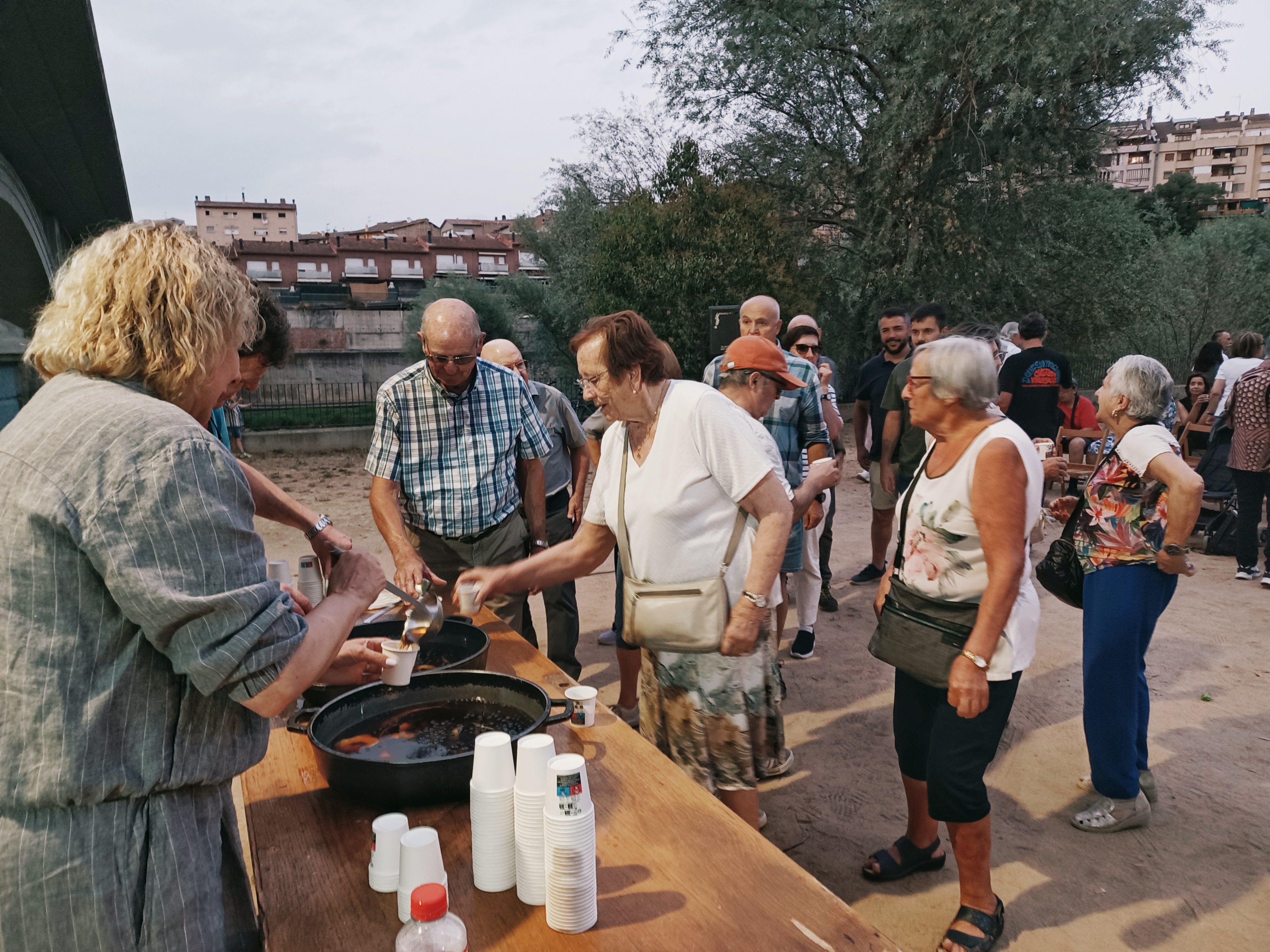Comiat de festa amb la cantada d'havaneres i rom cremat, al Passeig del Ter.