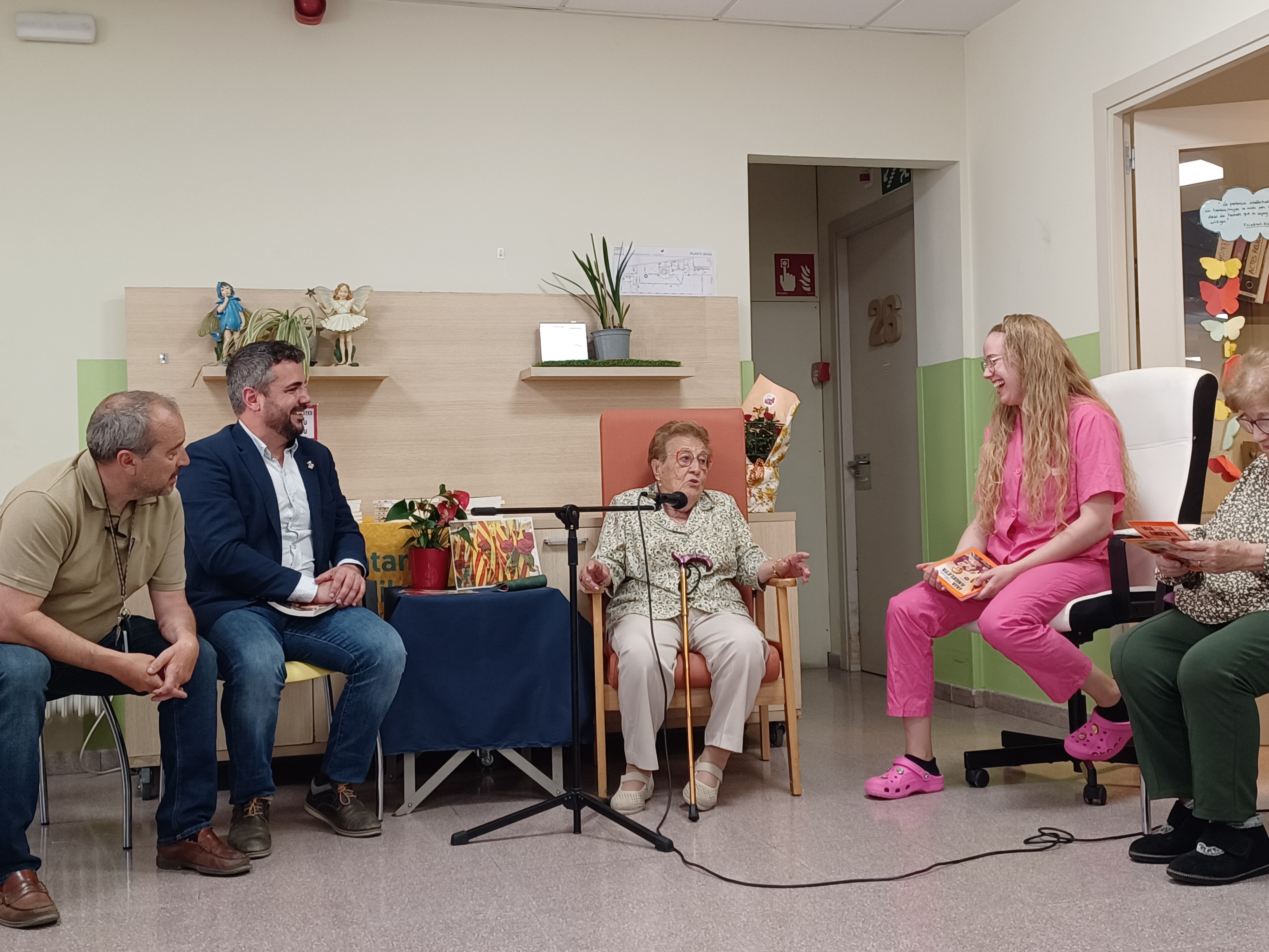 La iaia Angeleta presenta el seu llibre a la residència de Can Planoles 