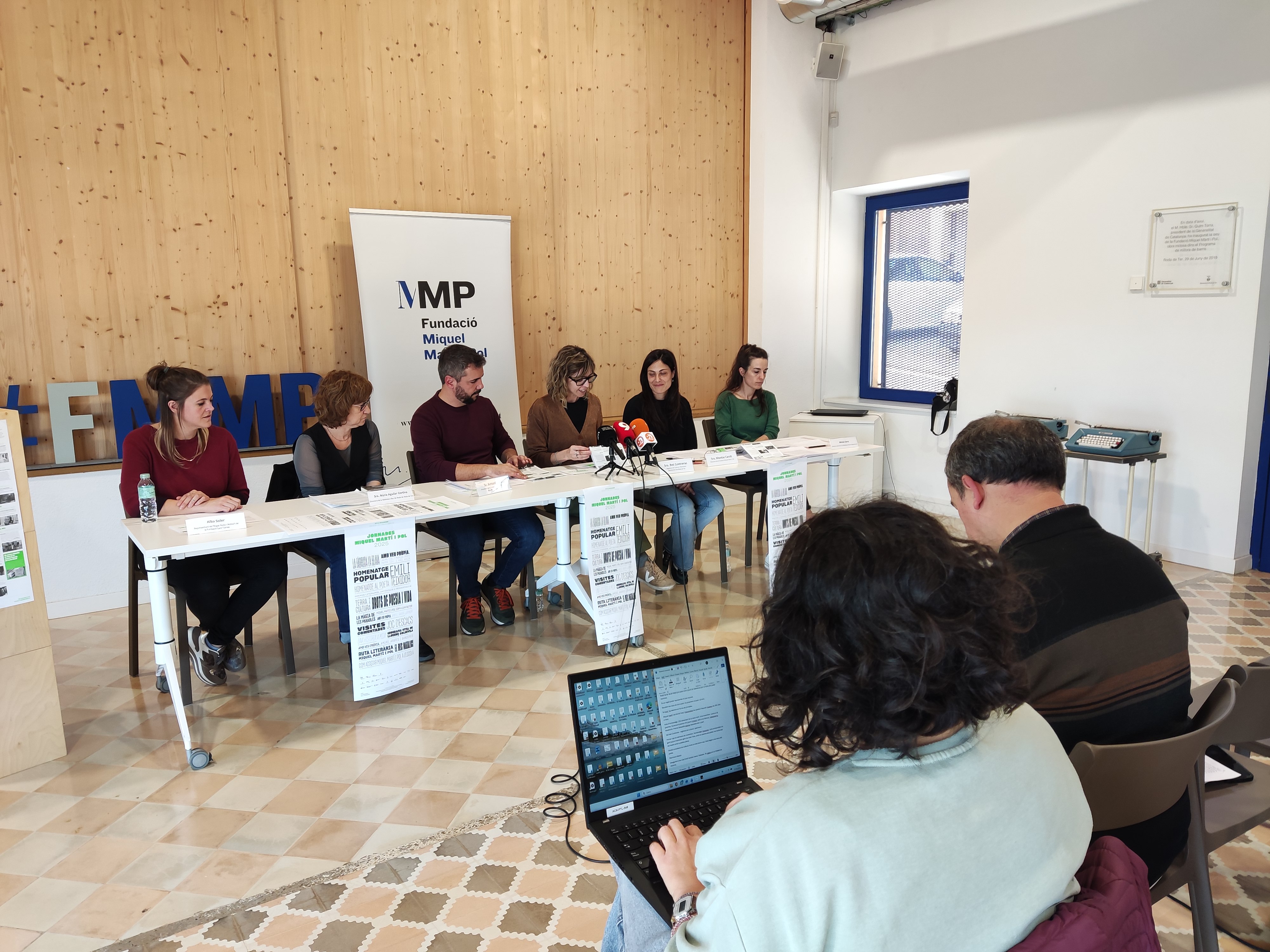 Roda de premsa de presentació de les Jornades MMP 2025, a la seu de la Fundació Miquel Martí i Pol.