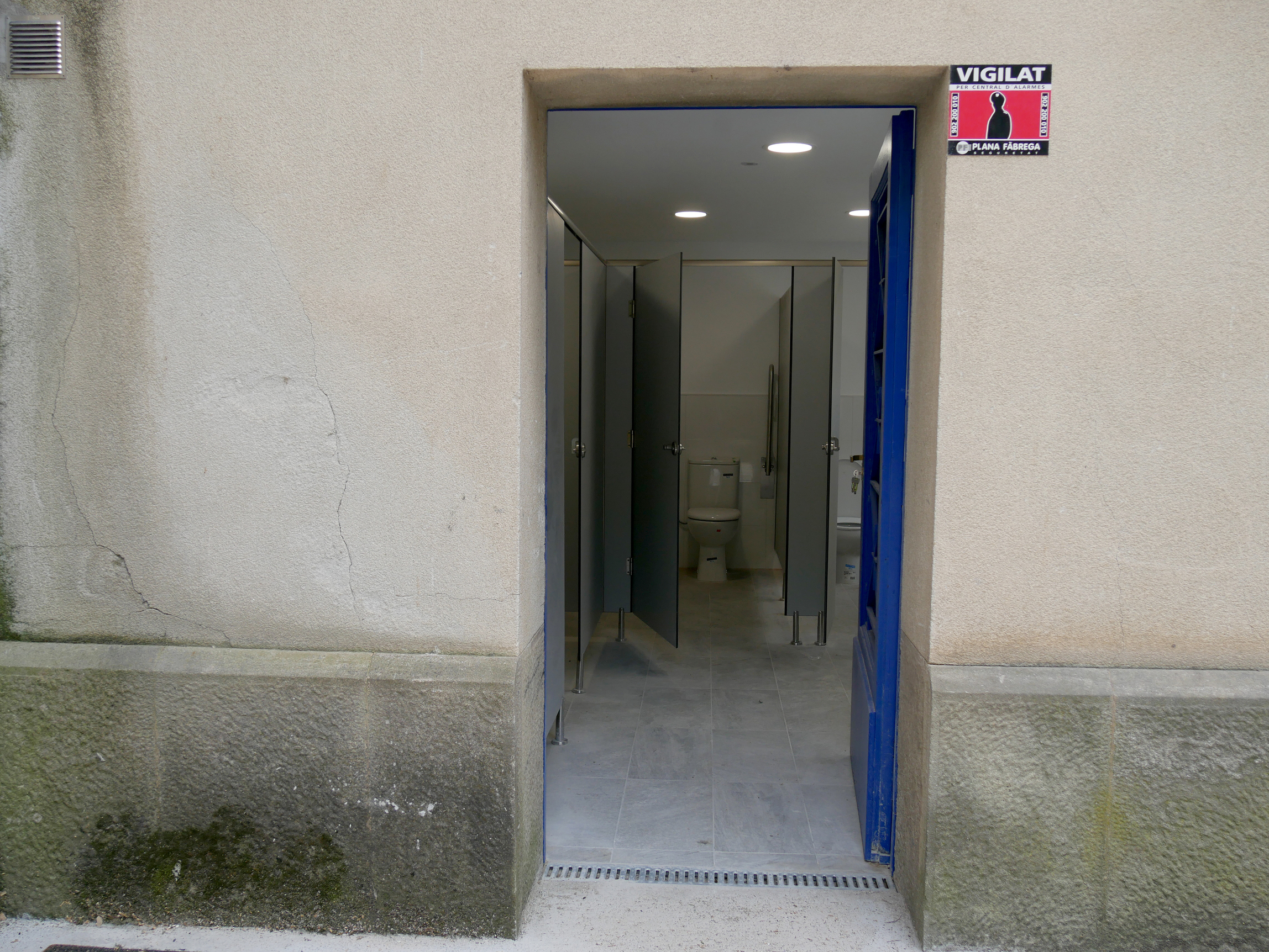 S'ha eliminat el lavabo de La Guingueta i s'ha traslladat a la casa d'entrada al recinte de la fàbrica de La Blava.