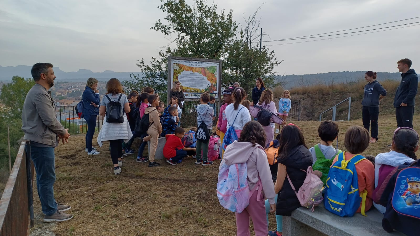 Nens i nenes de 1r a 6è de primària de Roda de Ter van participar de les activitats dels 10 anys de la plantada d'arbres de la Muntanyeta