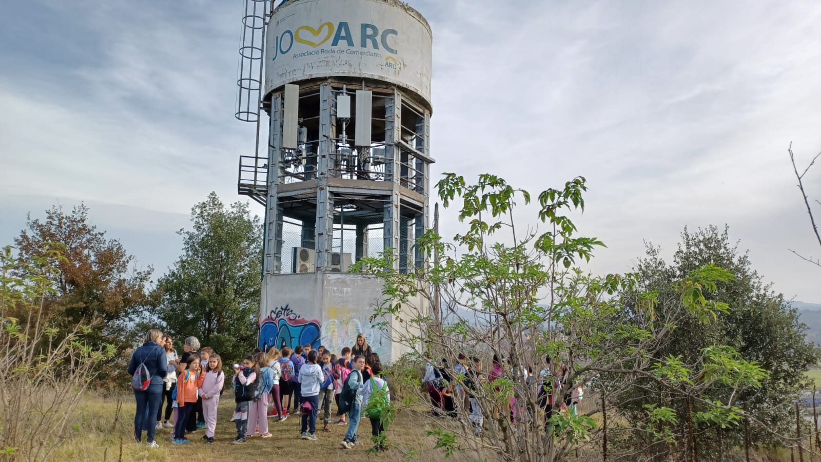Nens i nenes de 1r a 6è de primària de Roda de Ter van participar de les activitats dels 10 anys de la plantada d'arbres de la Muntanyeta