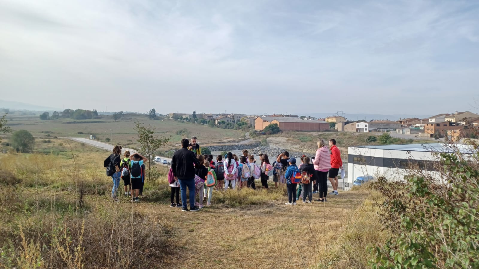 Nens i nenes de 1r a 6è de primària de Roda de Ter van participar de les activitats dels 10 anys de la plantada d'arbres de la Muntanyeta