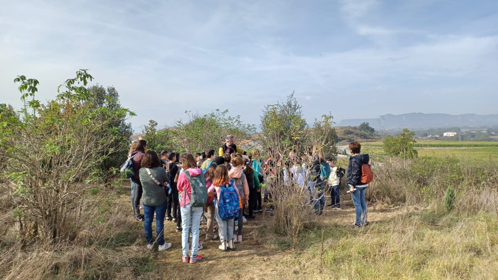 Nens i nenes de 1r a 6è de primària de Roda de Ter van participar de les activitats dels 10 anys de la plantada d'arbres de la Muntanyeta
