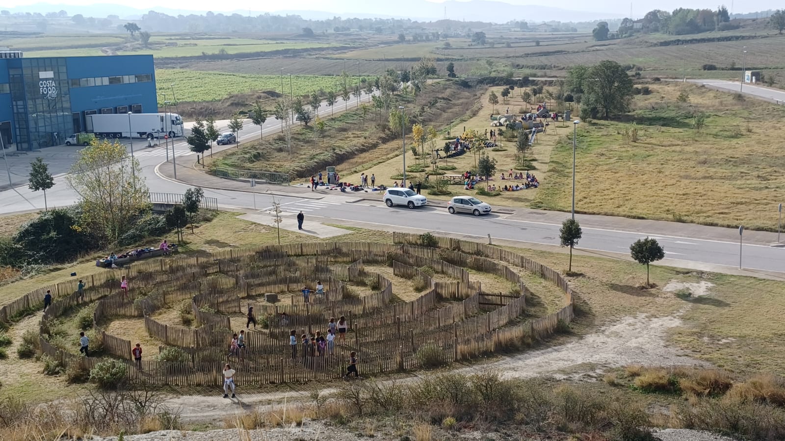 Nens i nenes de 1r a 6è de primària de Roda de Ter van participar de les activitats dels 10 anys de la plantada d'arbres de la Muntanyeta