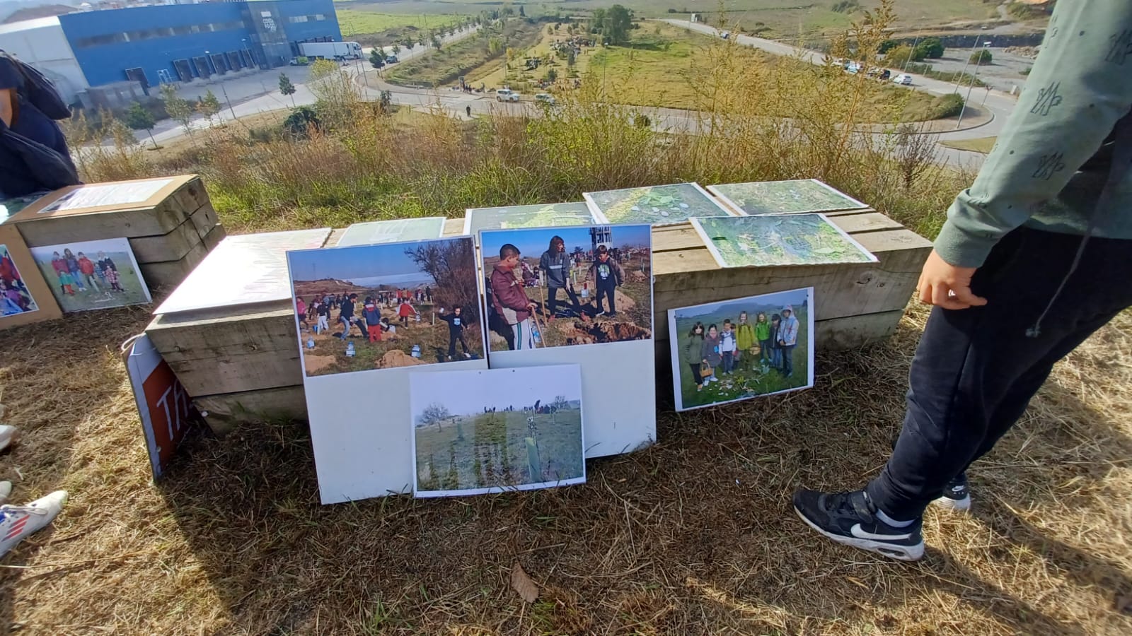 Nens i nenes de 1r a 6è de primària de Roda de Ter van participar de les activitats dels 10 anys de la plantada d'arbres de la Muntanyeta