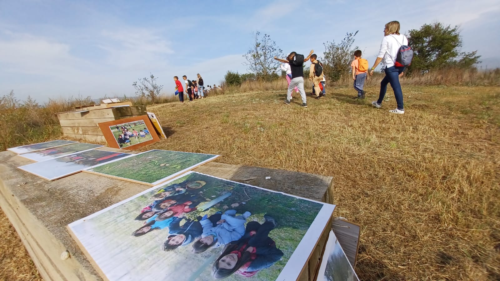 Nens i nenes de 1r a 6è de primària de Roda de Ter van participar de les activitats dels 10 anys de la plantada d'arbres de la Muntanyeta