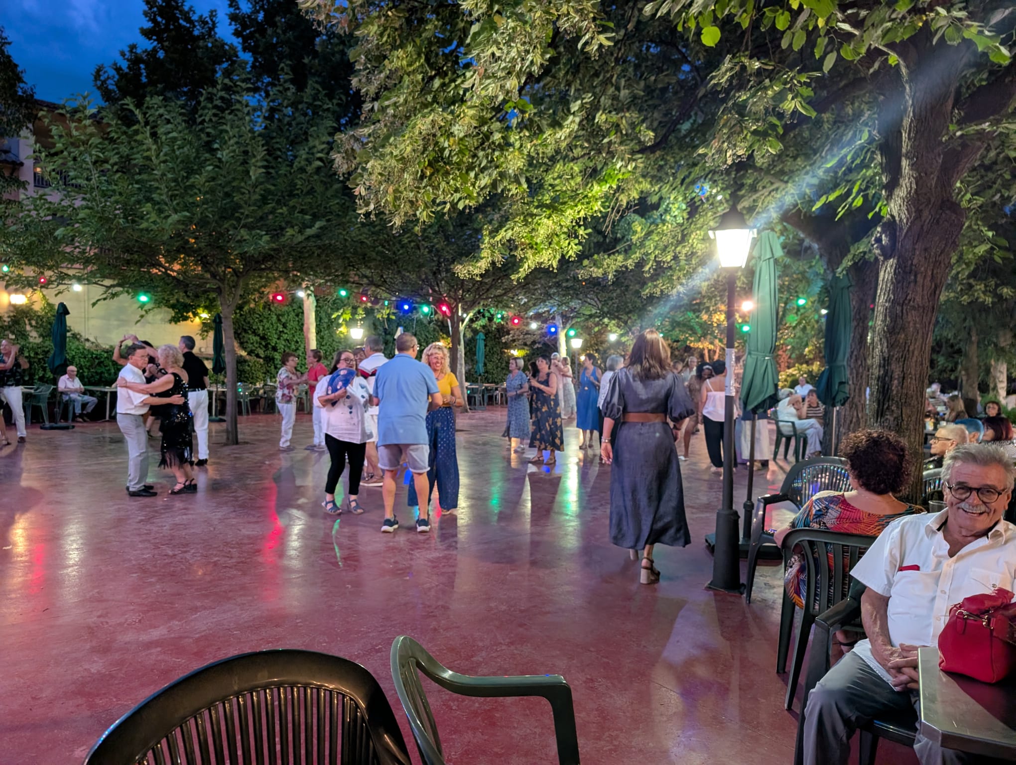 La Marató de Ball a favor d'Osona Contra el Càncer reuneix 151 persones als jardins de Can Planoles