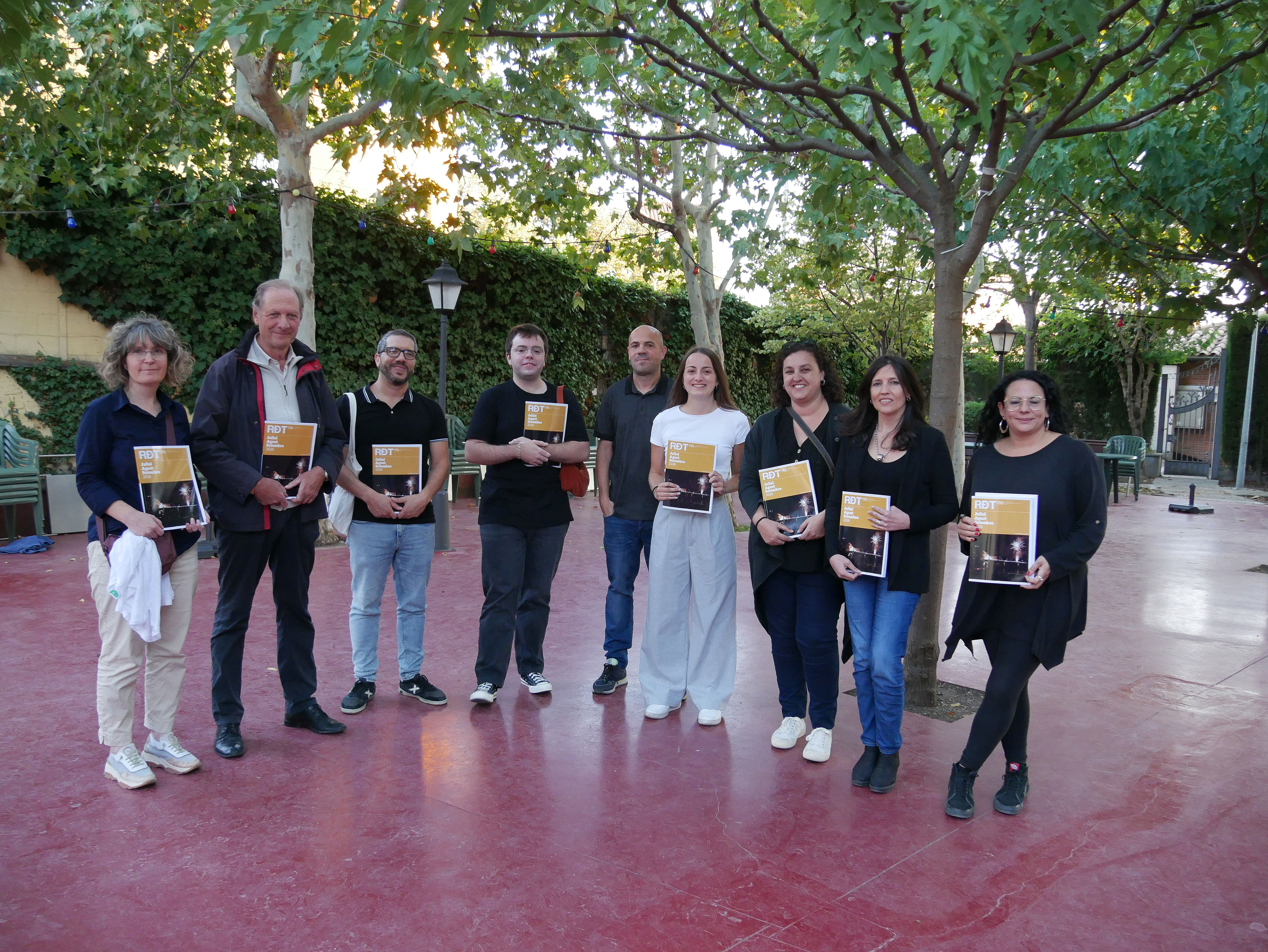 Alguns dels membres de l'equip que treballa en la reformulació de la revista. A la foto, amb la fins ara regidora de Comunicació.