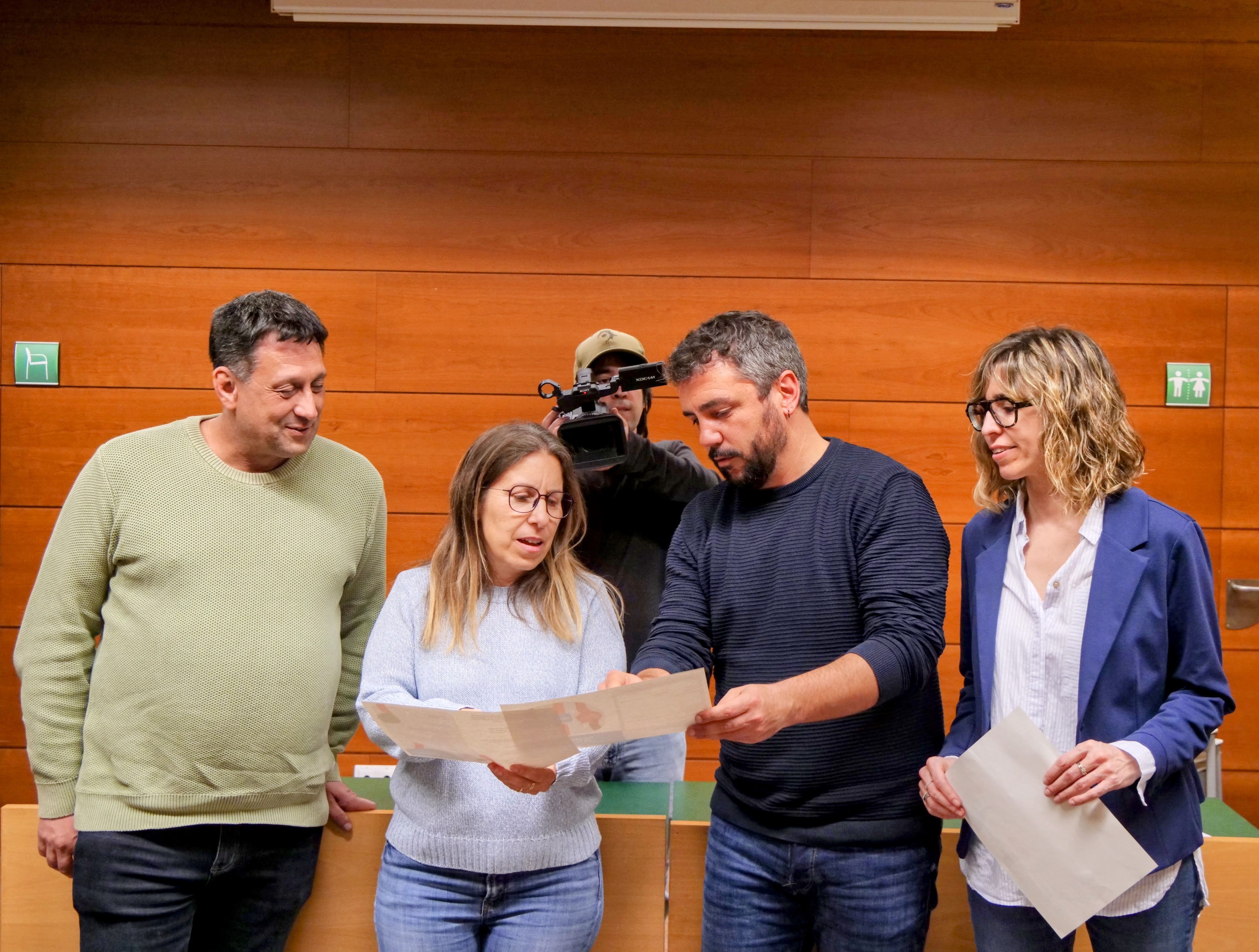 Imatge amb els representats de la Taula del Tr&agrave;nsit, amb l'alcalde Toni Mas, al finalitzar la roda de premsa que es va fer a la sala polivalent de la Biblioteca Bac de Roda.