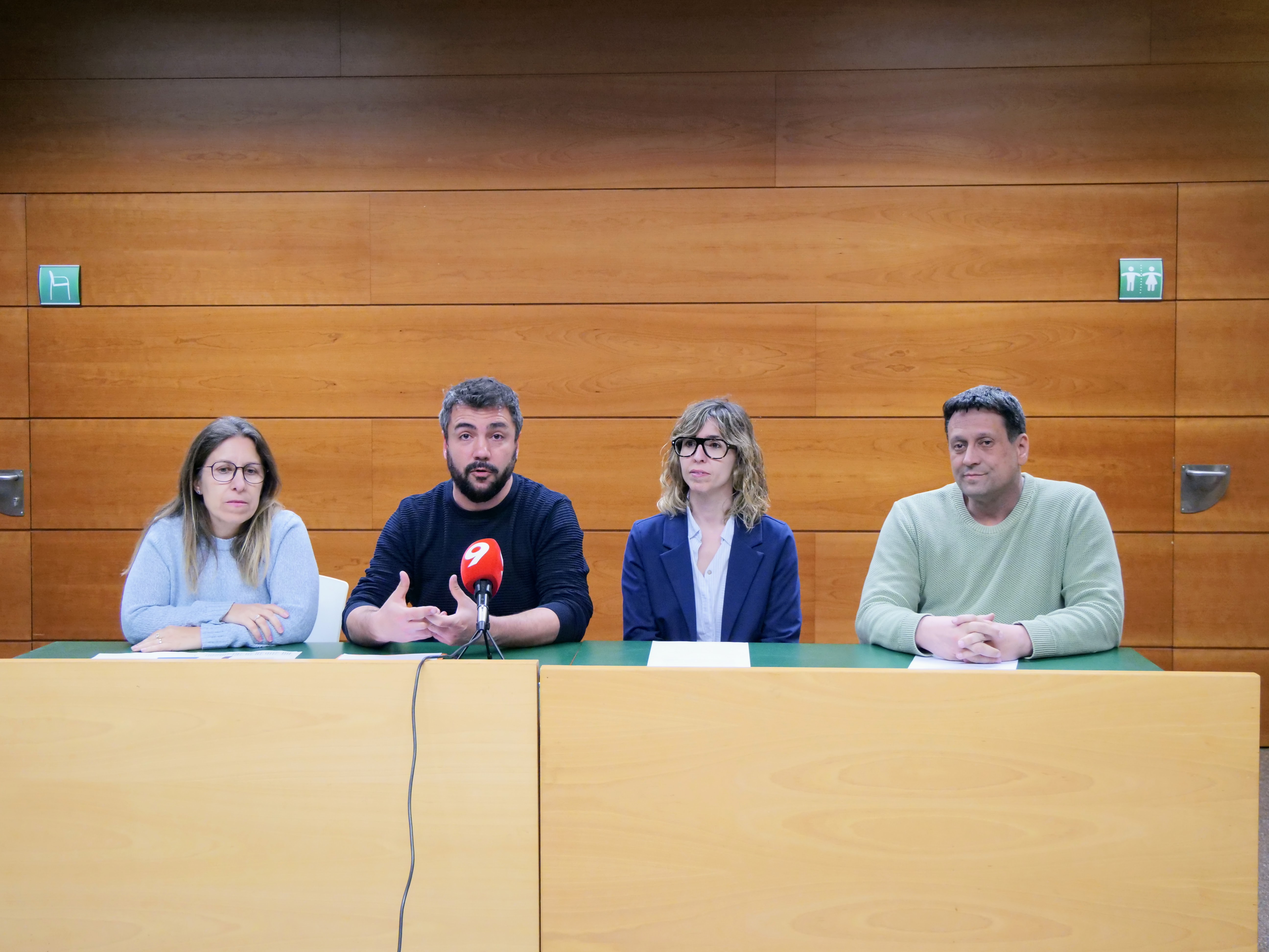 Imatge amb els representats de la Taula del Tr&agrave;nsit, amb l'alcalde Toni Mas, al finalitzar la roda de premsa que es va fer a la sala polivalent de la Biblioteca Bac de Roda.