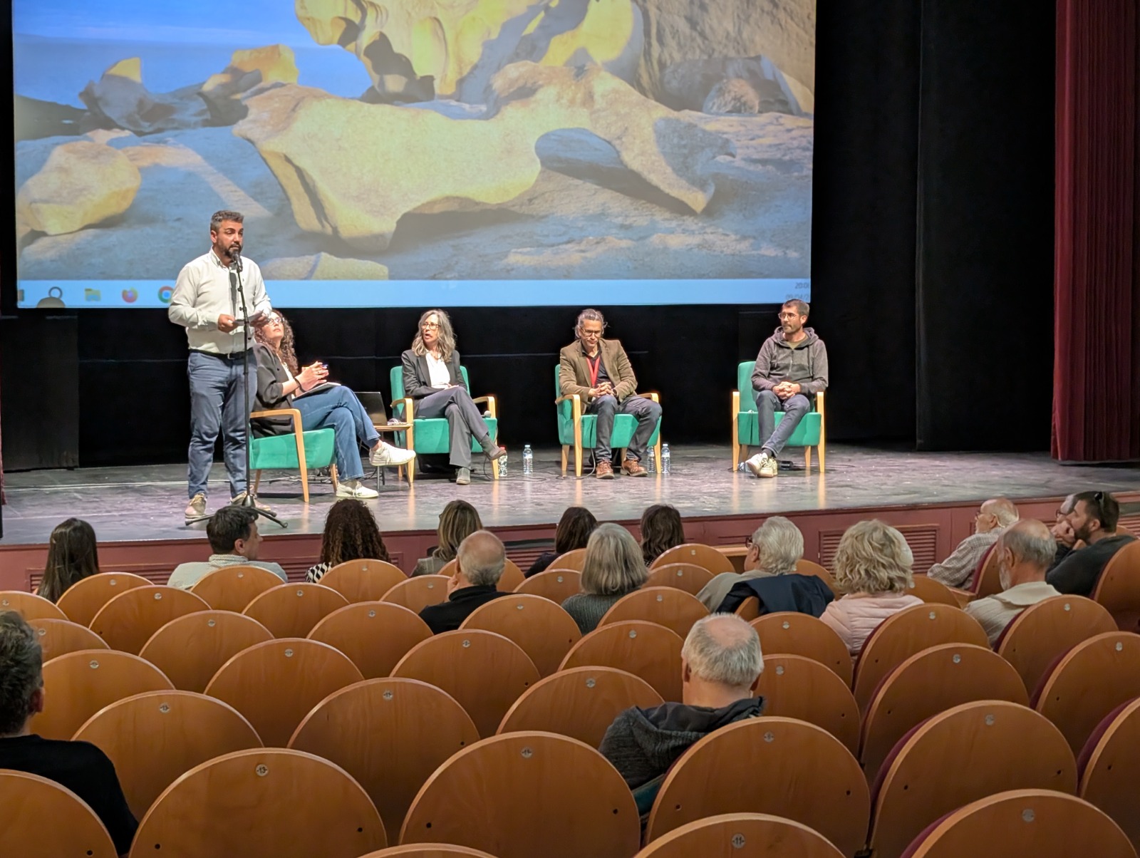 Un moment de la taula rodona sobre el futur de la mobilitat a Roda de Ter que va tenir lloc el 9 d'abril de 2026 al Teatre Eliseu.