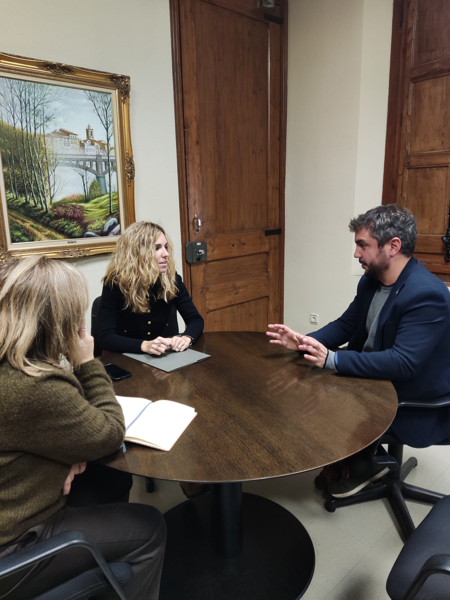 La delegada del Govern a la Catalunya Central, Elia Tortolero, visita l'Ajuntament de Roda de Ter