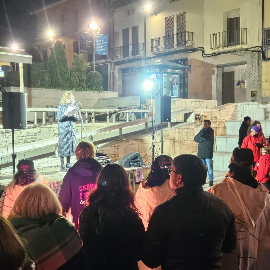Roda de Ter commemora el 25N amb un emotiu acte de record i el segon Correfoc Feminista comarcal