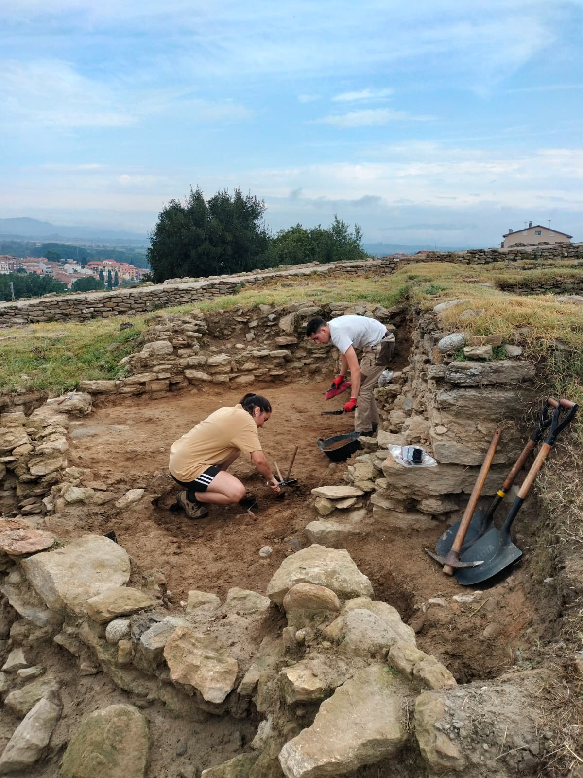 Visita comentada per explicar la campanya d'excavacions 