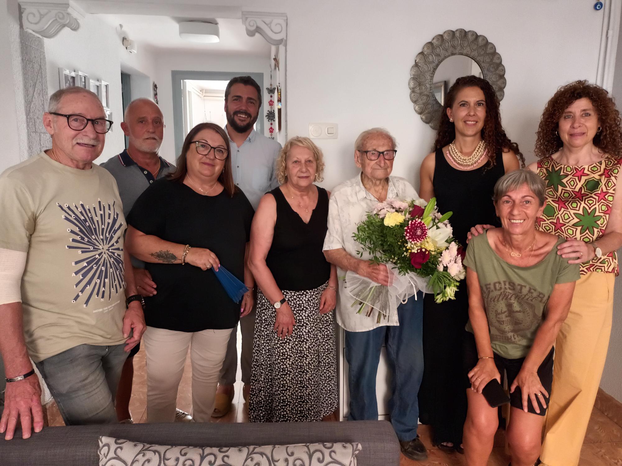 Ramiro Guzmán Méndez rep la medalla dels cent anys 