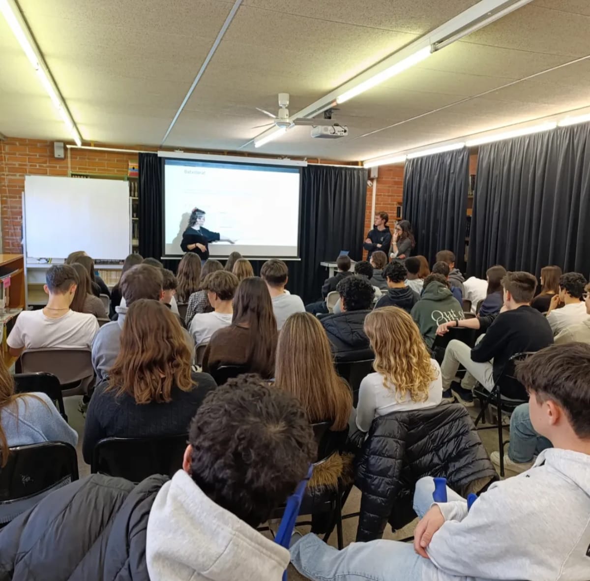 L'alumnat de 4t d'ESO i les seves famílies reben orientació sobre els itineraris formatius després de l'ESO