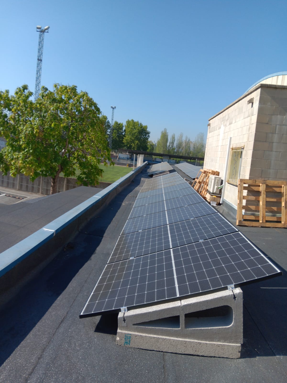 Roda de Ter dobla la producció d'energia neta en equipaments municipals amb la instal·lació de plaques al pavelló