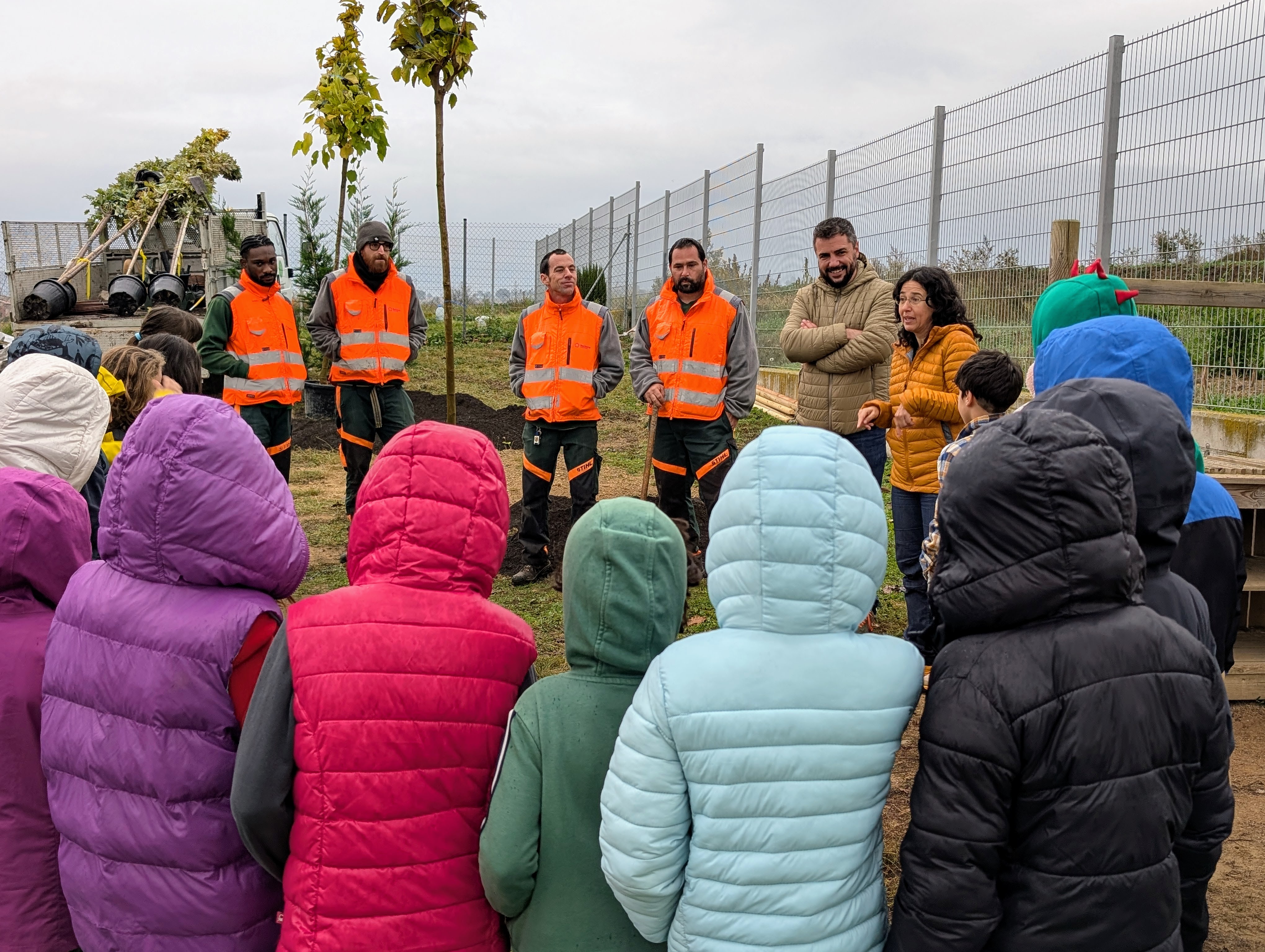 Alumnes de l'escola Emili Teixidor planten nous arbres al pati del centre per crear una nova zona d'ombra