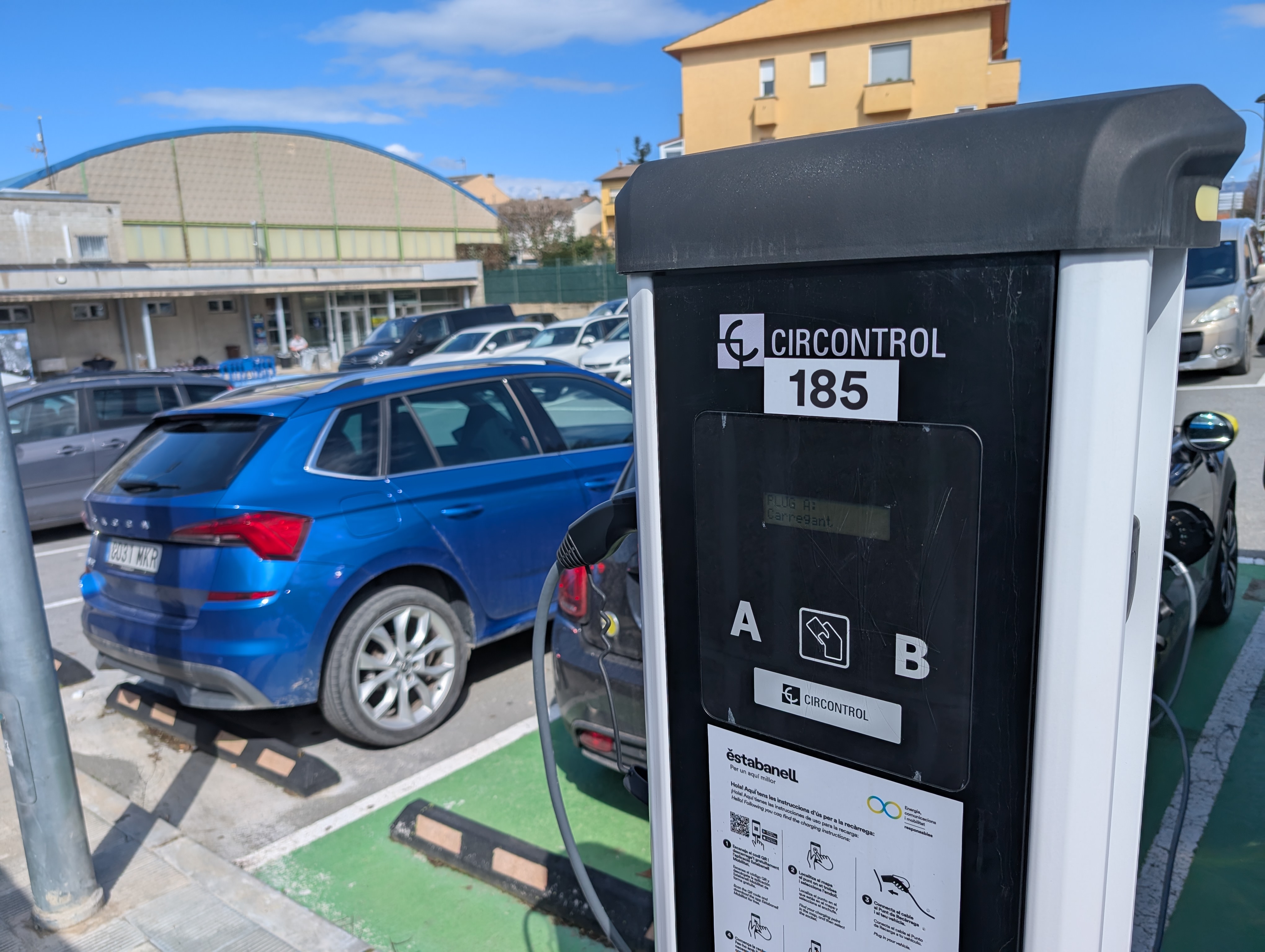 Entra en funcionament un nou punt de recàrrega per a vehicles elèctrics a la zona esportiva