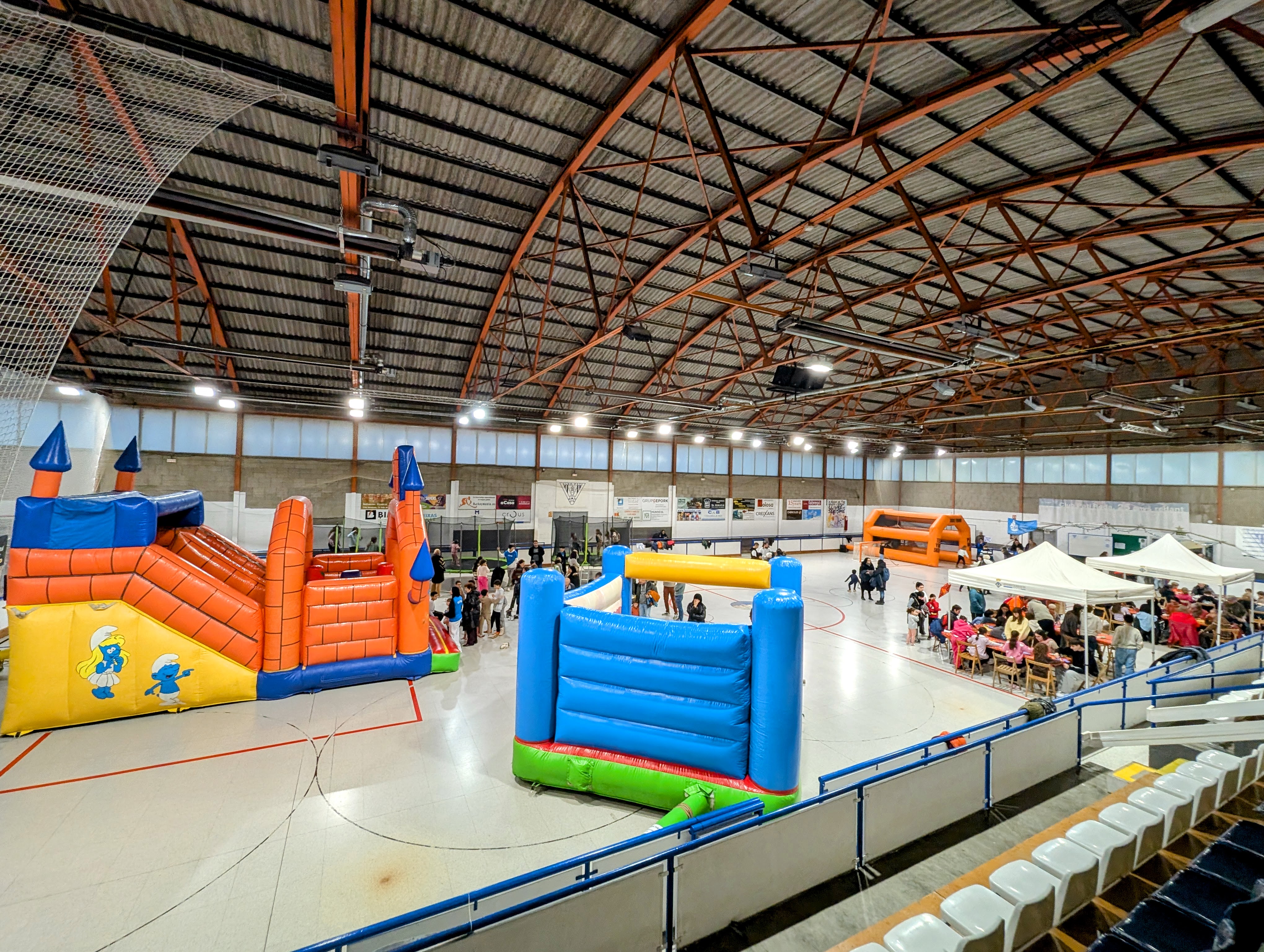 El Parc de Nadal omple el pavell&oacute; d'activitats per a la mainada
