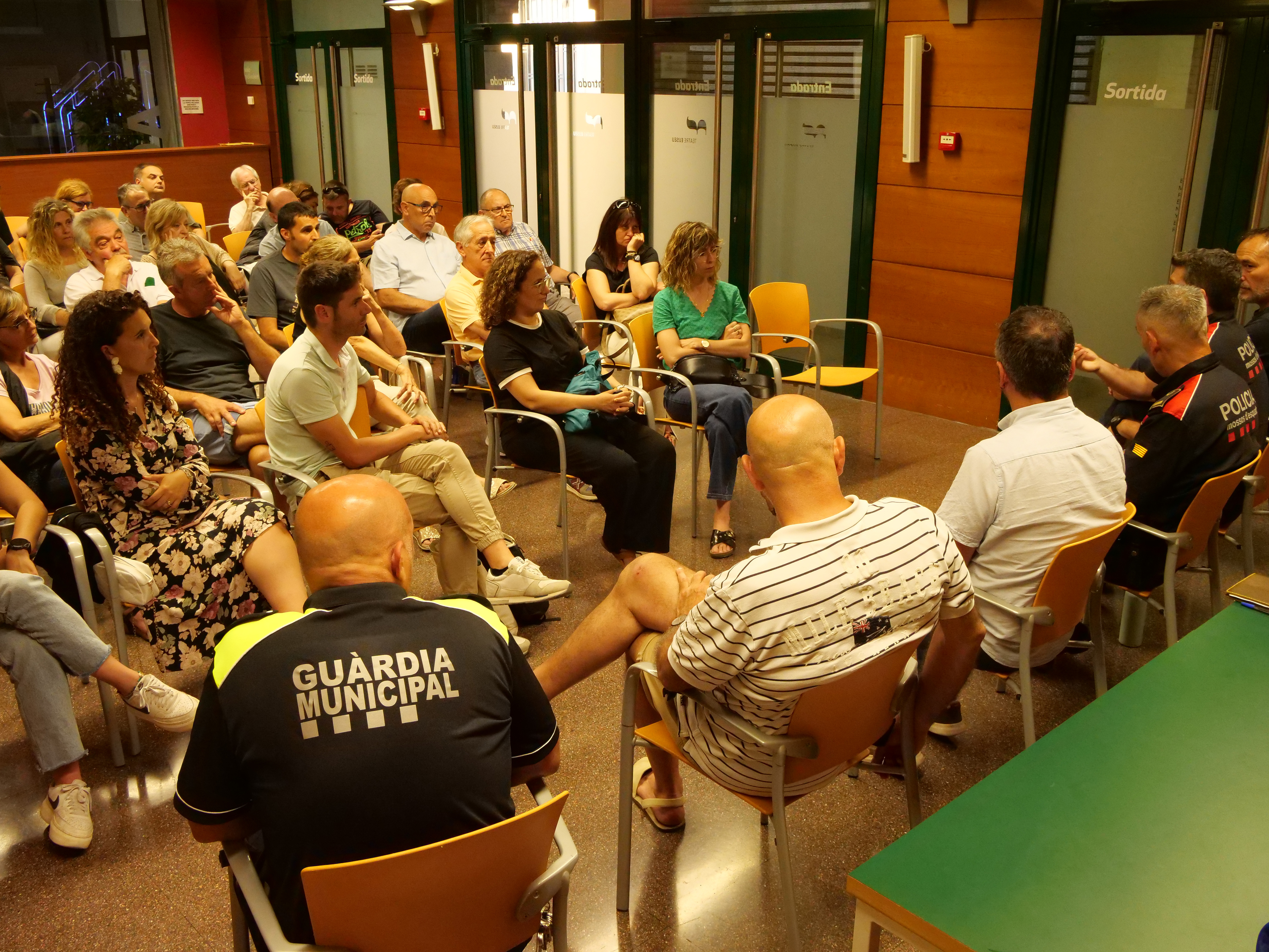 L'Ajuntament, Mossos d'Esquadra i Guàrdia Municipal es reuneixen amb veïns per abordar les problemàtiques d'inseguretat i incivisme