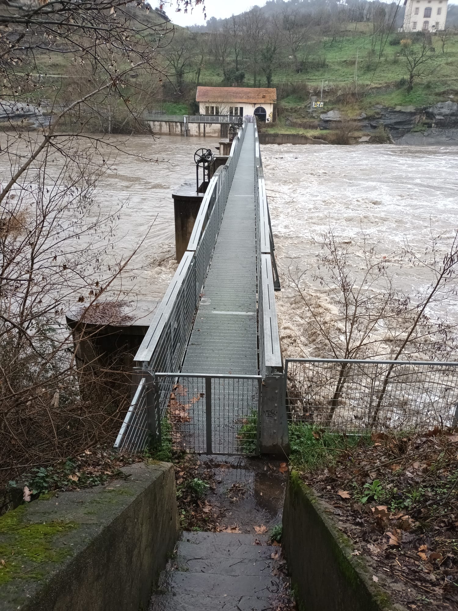 El riu Ter supera el llindar d'alerta i obliga a tancar la Passera dels Molins fins dilluns