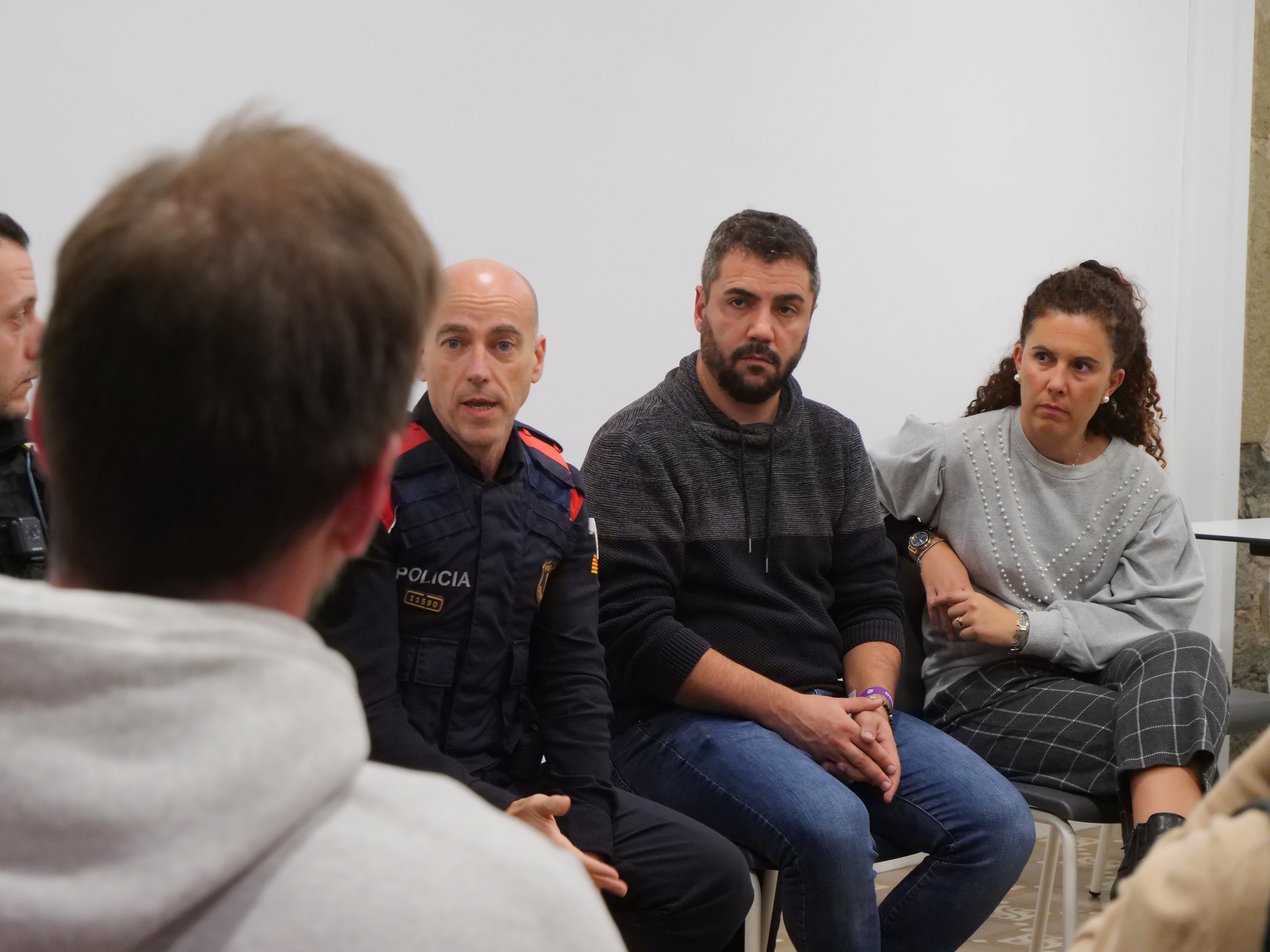 Mossos d'Esquadra i vigilants municipals donen consells de seguretat als comerciants de Roda de Ter