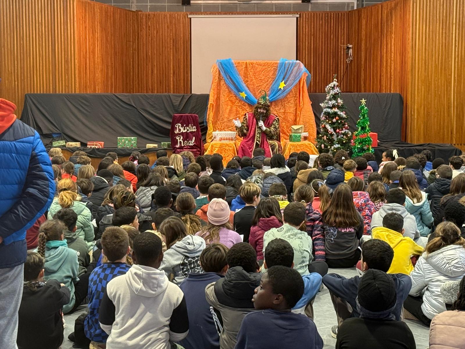 El Patge Tianet visita les escoles de Roda per repartir les cartes als nens i nenes