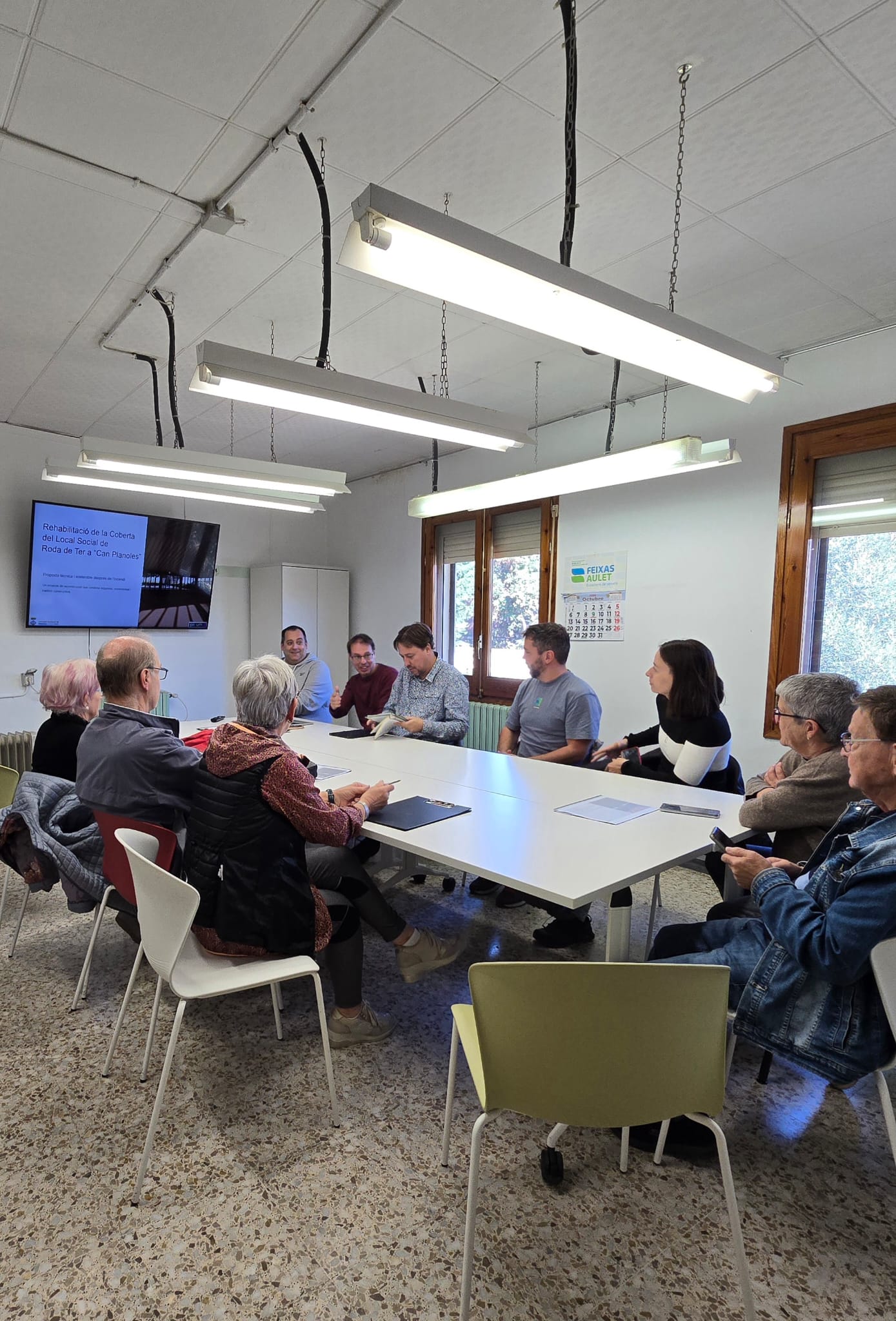 L'equip redactor presenta al Casal de la Gent Gran la nova porxada de Can Planoles, abans d'enllestir-ne el projecte final